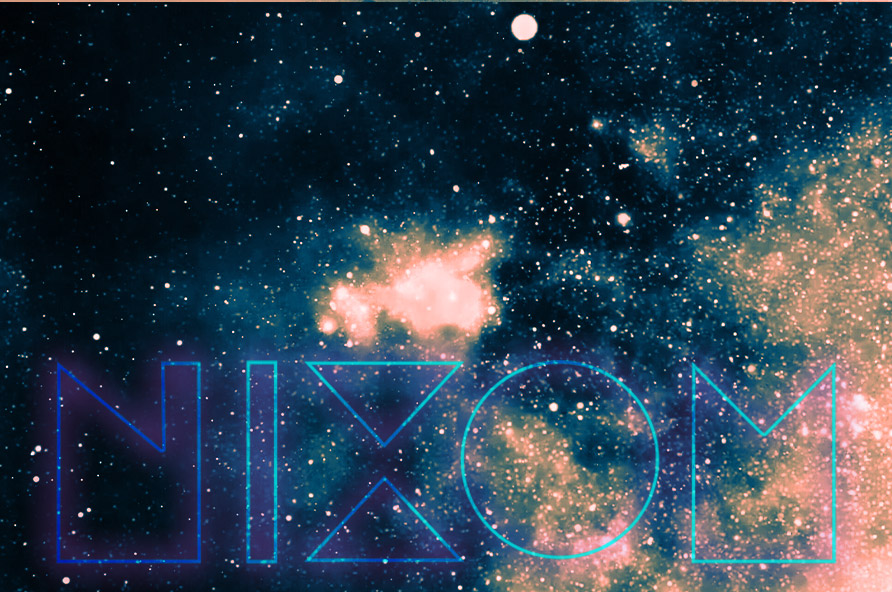 Visuel mis en scène du logo Nixom sur fond de cosmos étoilé